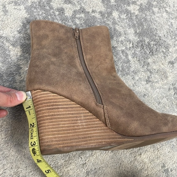 New Dolce Vita Rupart Wedge Ankle Bootie Faux Suede Truffle Tan Sz 12 - Picture 8 of 12
